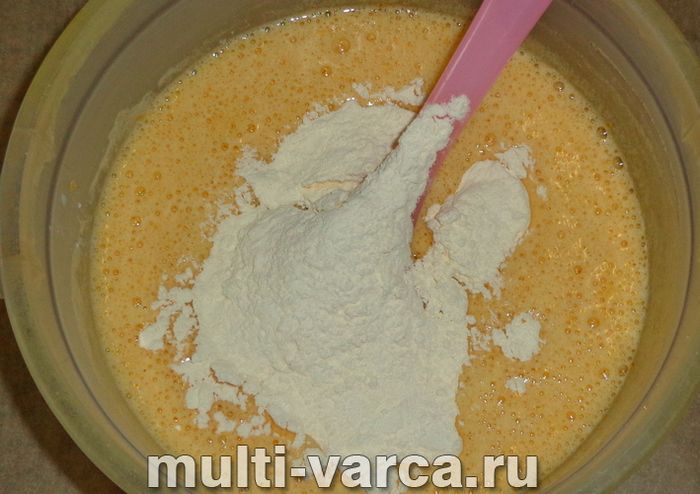Солодкий пиріг на кефірі з варенням у мультиварці
