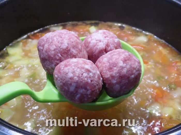 Суп із булгуром, фрикадельками та овочами