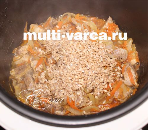 Свинина з перловкою в мультиварці
