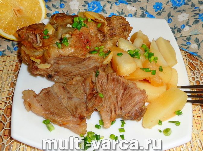 Свиняча шийка, запечена шматком із картоплею в мультиварці