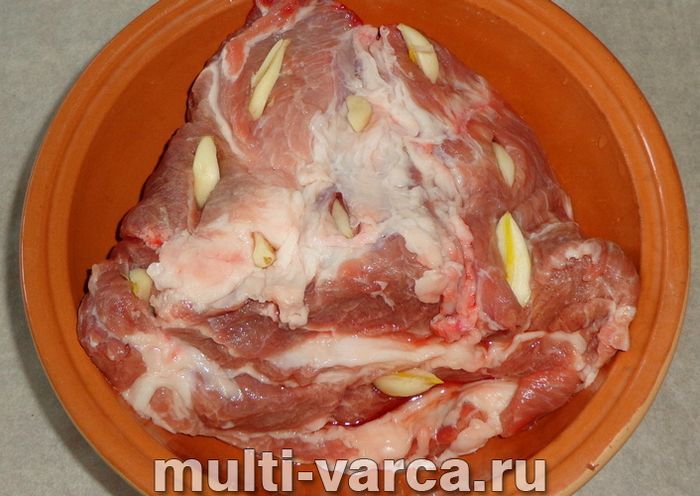 Свиняча шийка, запечена шматком із картоплею в мультиварці
