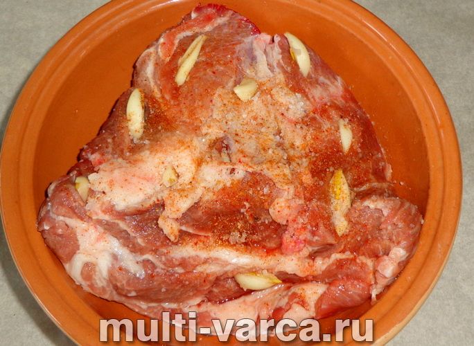 Свиняча шийка, запечена шматком із картоплею в мультиварці