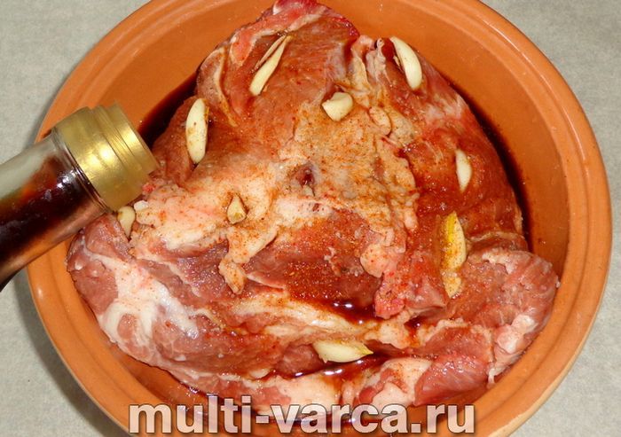 Свиняча шийка, запечена шматком із картоплею в мультиварці