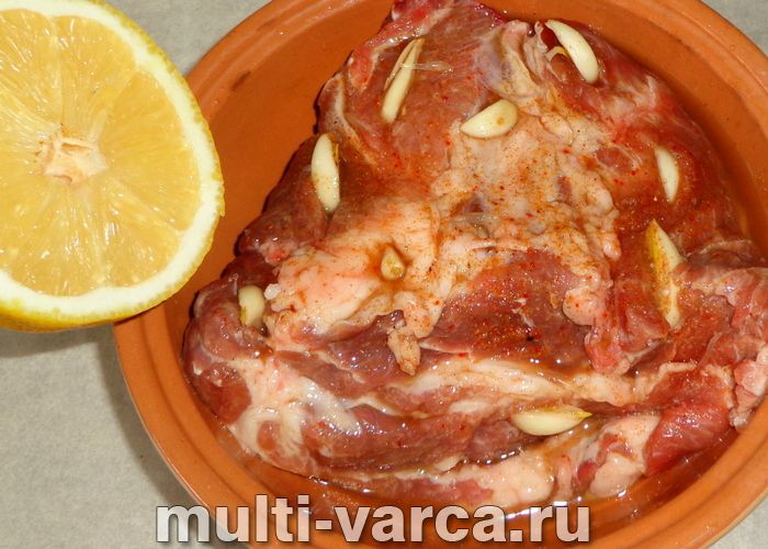 Свиняча шийка, запечена шматком із картоплею в мультиварці
