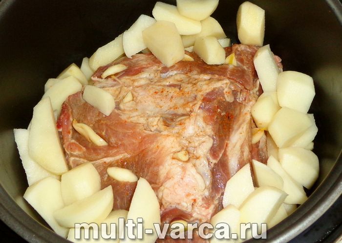 Свиняча шийка, запечена шматком із картоплею в мультиварці