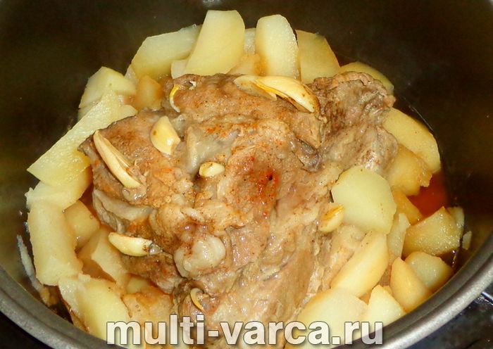 Свиняча шийка, запечена шматком із картоплею в мультиварці