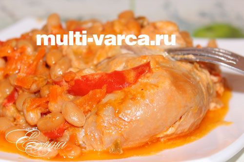 Тушкована квасоля з куркою в мультиварці
