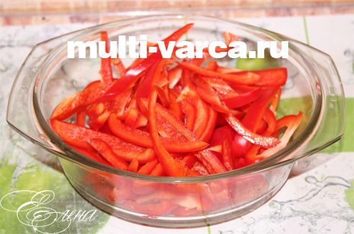 Тушкована квасоля з куркою в мультиварці