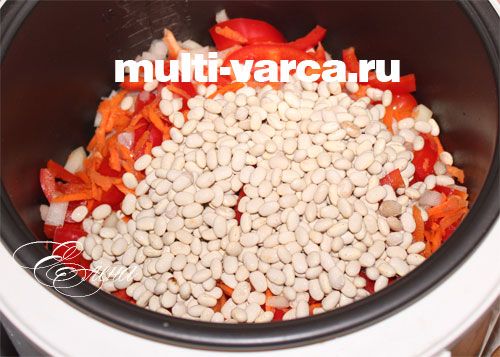Тушкована квасоля з куркою в мультиварці