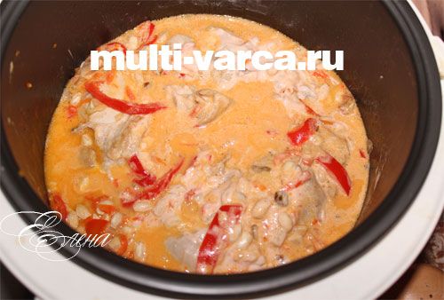 Тушкована квасоля з куркою в мультиварці