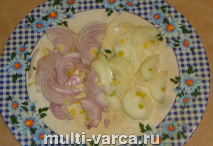 Тушкована скумбрія з цибулею та морквою