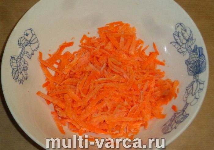 Тушкована скумбрія з цибулею та морквою