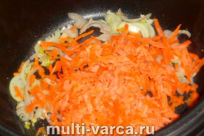Тушкована скумбрія з цибулею та морквою