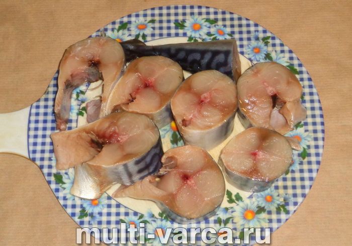 Тушкована скумбрія з цибулею та морквою