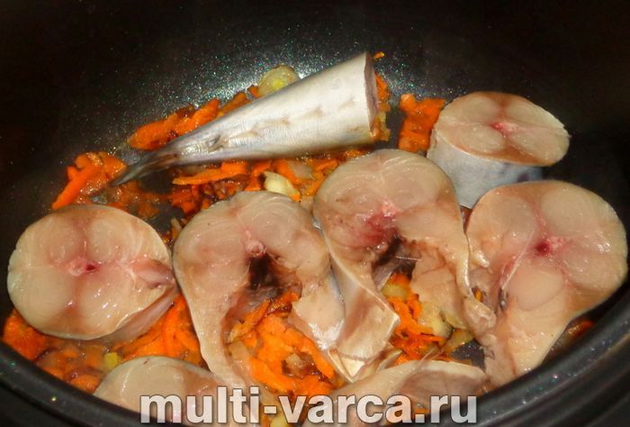Тушкована скумбрія з цибулею та морквою