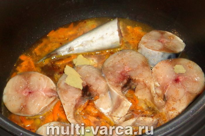 Тушкована скумбрія з цибулею та морквою