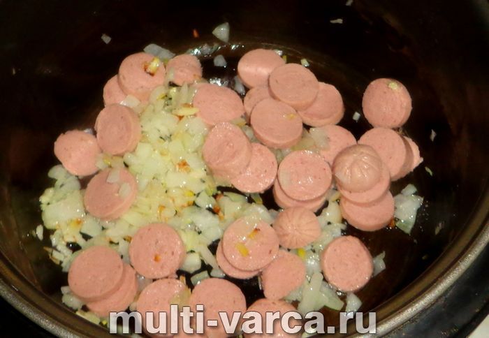 Вермішель із сосисками в мультиварці
