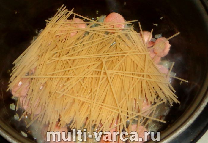 Вермішель із сосисками в мультиварці