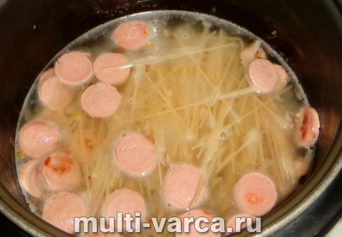 Вермішель із сосисками в мультиварці