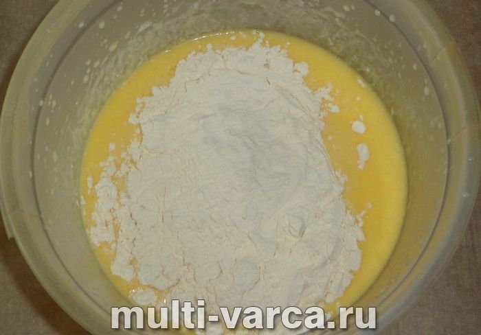 Заливний пиріг із фаршем у мультиварці