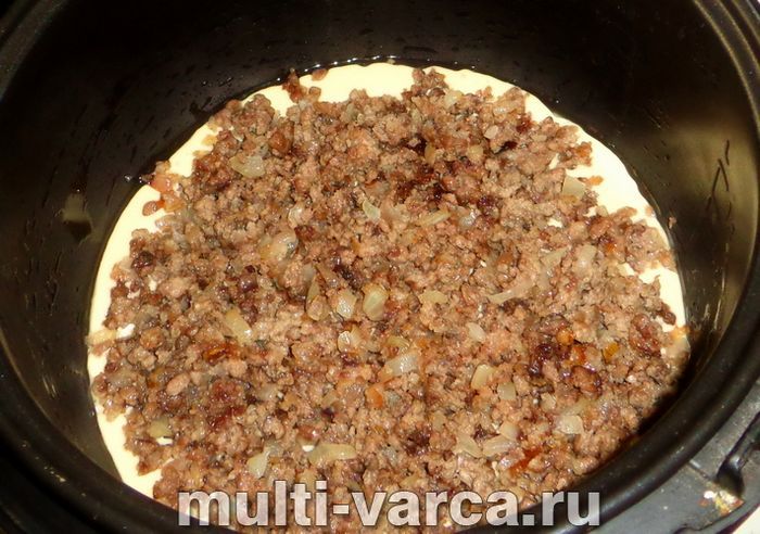 Заливний пиріг із фаршем у мультиварці