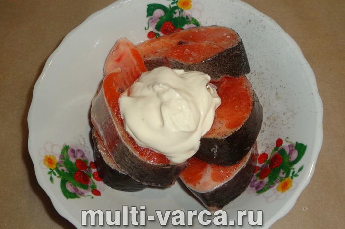 Запечені стейки форелі в мультиварці