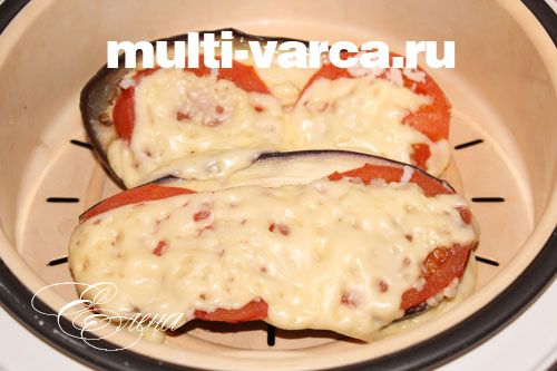 Баклажани з сиром і помідорами на пару