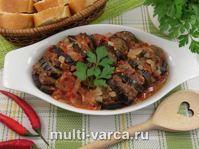 Фаршировані баклажани в томатному соусі
