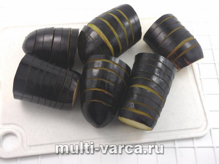 Фаршировані баклажани в томатному соусі
