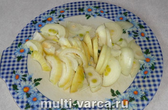 Гуляш із яловичини з чорносливом у мультиварці