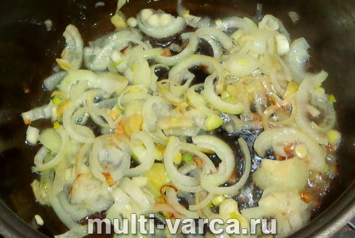 Гуляш із яловичини з чорносливом у мультиварці