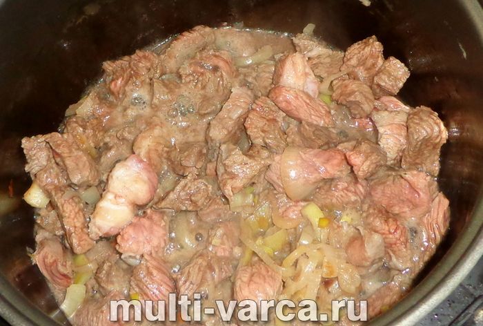 Гуляш із яловичини з чорносливом у мультиварці