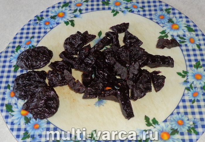 Гуляш із яловичини з чорносливом у мультиварці