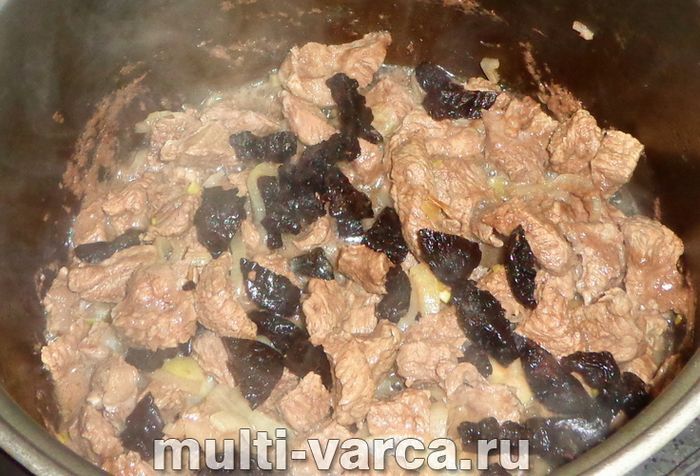 Гуляш із яловичини з чорносливом у мультиварці