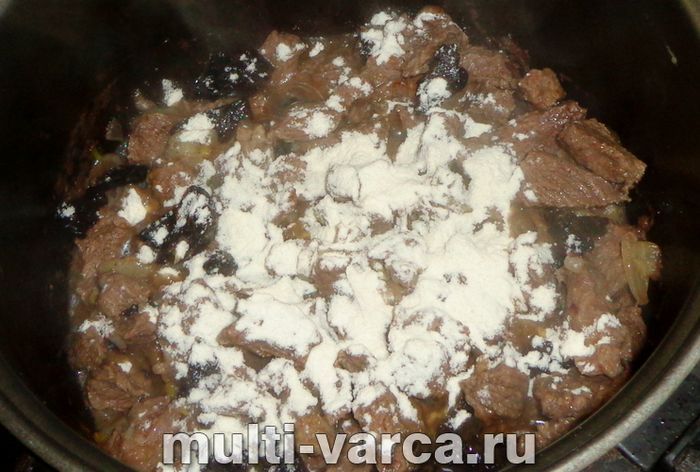 Гуляш із яловичини з чорносливом у мультиварці