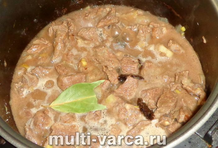 Гуляш із яловичини з чорносливом у мультиварці