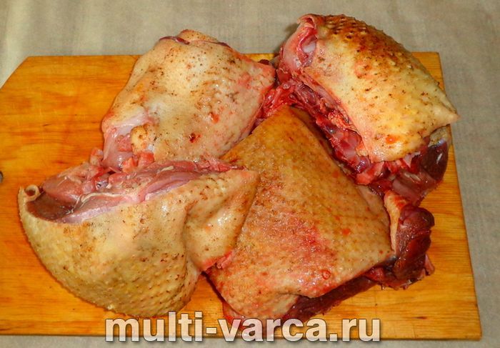 Качка з грибами в мультиварці