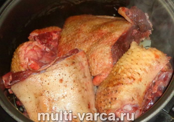 Качка з грибами в мультиварці