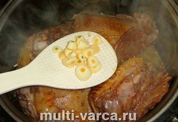 Качка з грибами в мультиварці