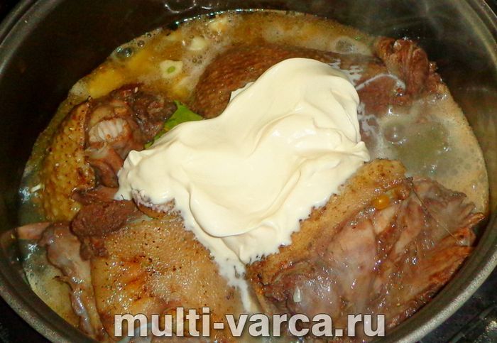 Качка з грибами в мультиварці