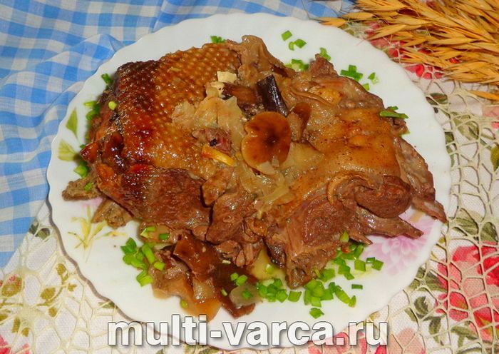Качка з грибами в мультиварці