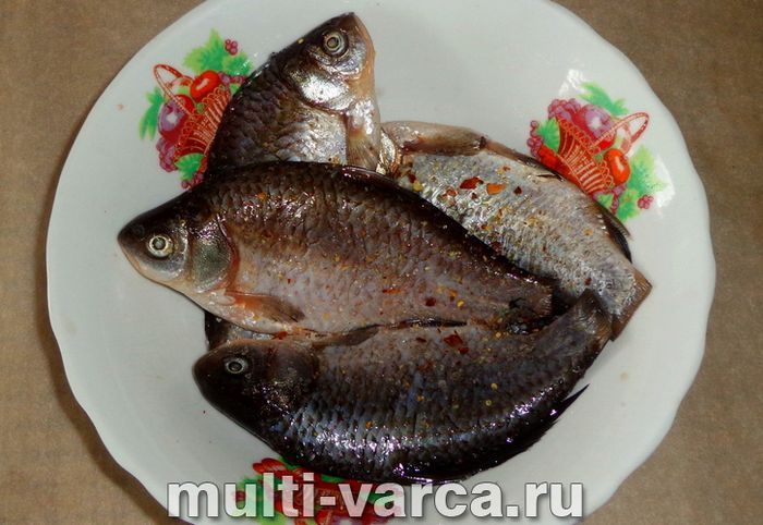Карась у сметані в мультиварці