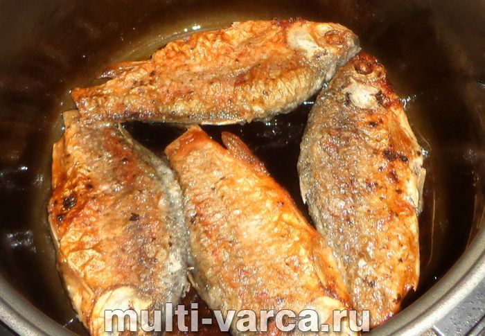 Карась у сметані в мультиварці