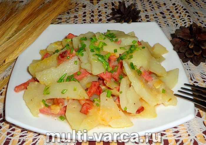 Картопля, тушкована з копченою ковбасою