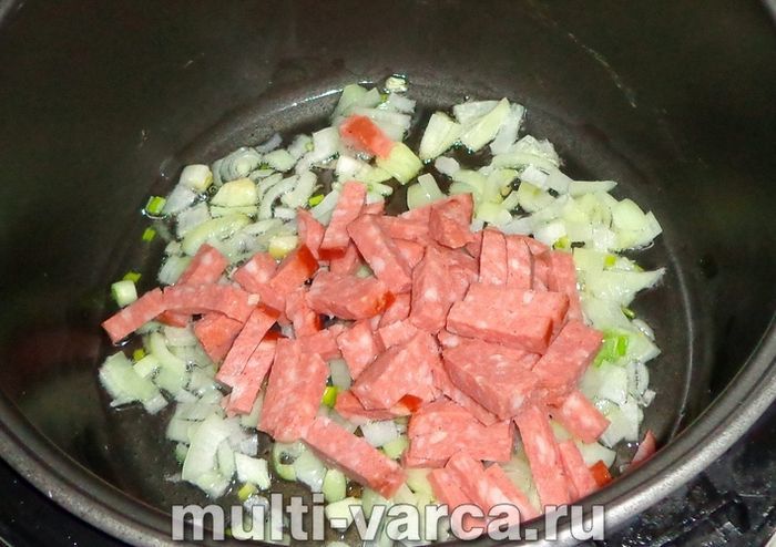 Картопля, тушкована з копченою ковбасою