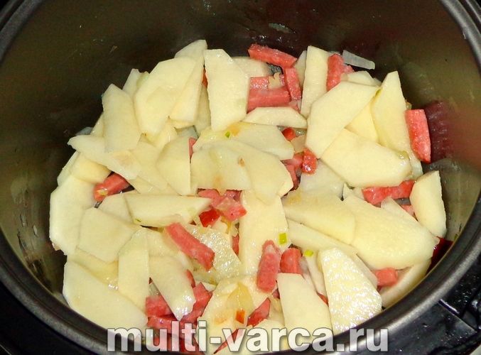 Картопля, тушкована з копченою ковбасою