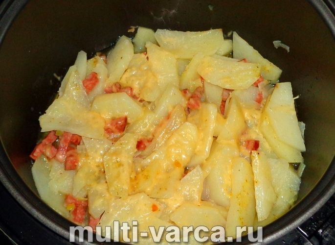 Картопля, тушкована з копченою ковбасою