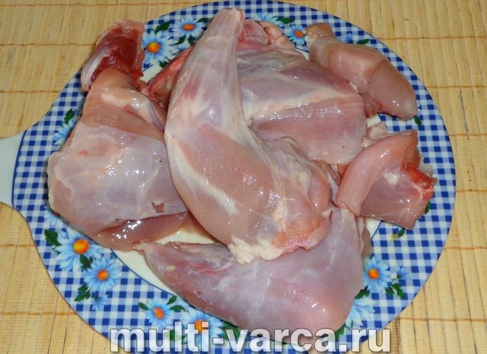Кролик із чорносливом у мультиварці