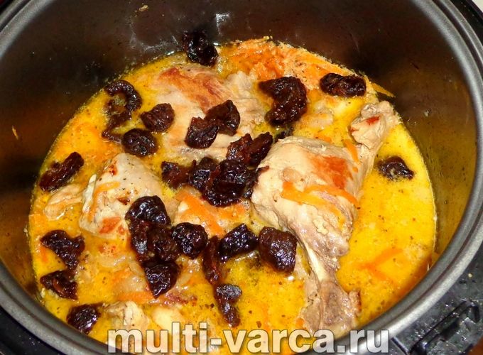 Кролик із чорносливом у мультиварці