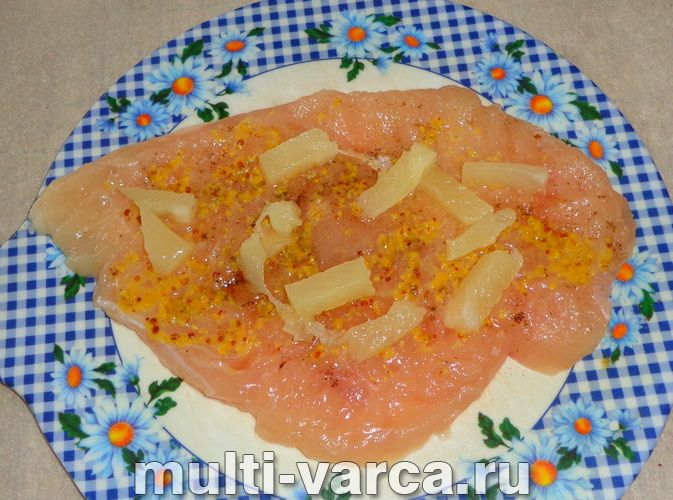 Курячі рулетики з ананасами в духовці